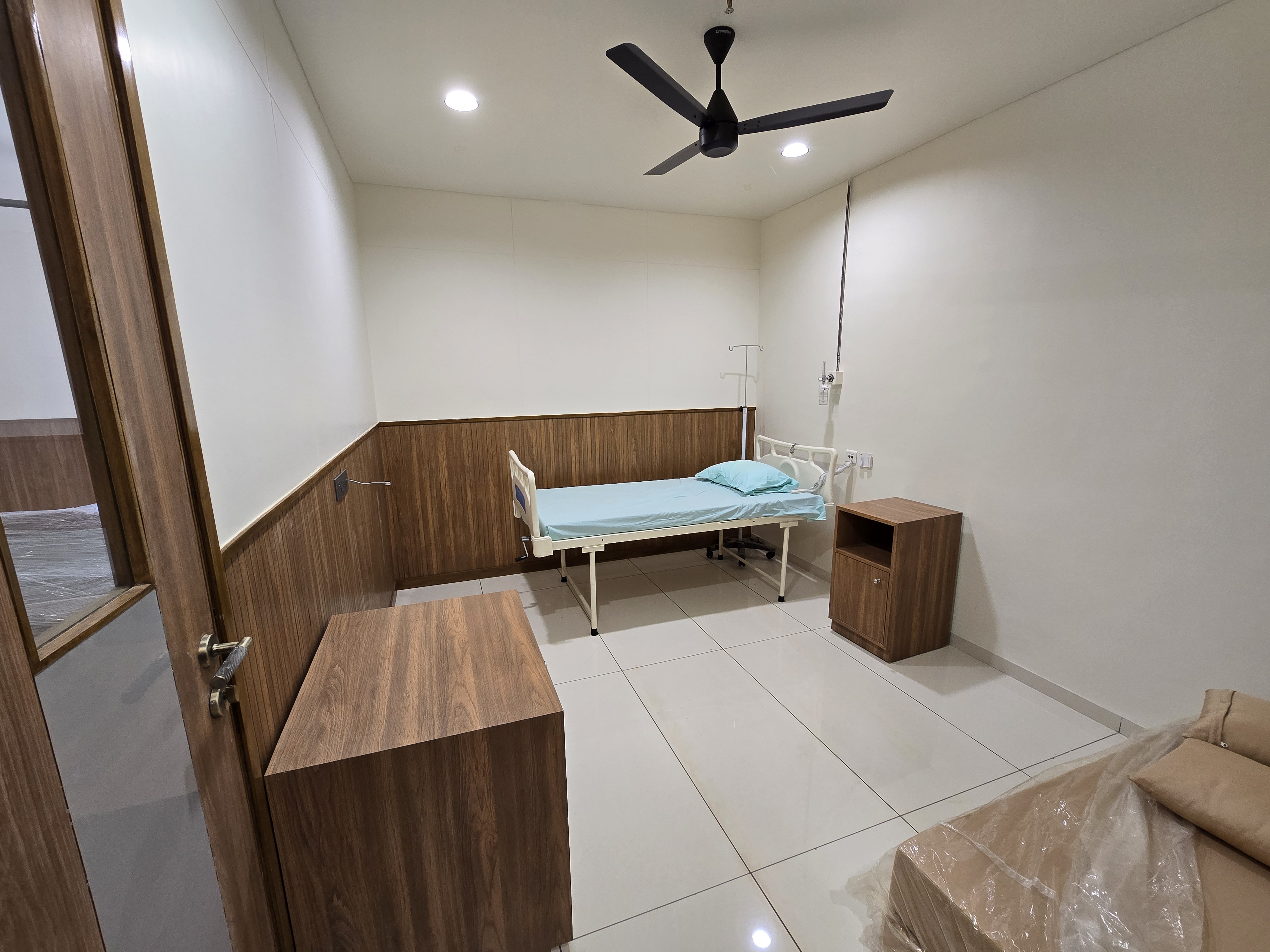 An exclusive and spacious special patient room with extra amenities.
